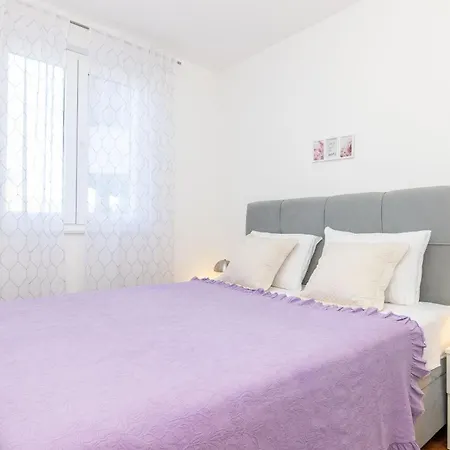 Lux Retreat * Split